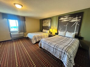 客房 (2 Queen Beds with Sofa Bed) | 書桌、熨斗/熨衣板、免費無線上網、床單