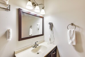 Kostenlose Toilettenartikel, Haartrockner, Handtücher