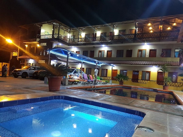 Fachada de la propiedad por la tarde o noche