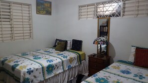 Iron/ironing board, free WiFi - Private Cosy Central (Kingston)