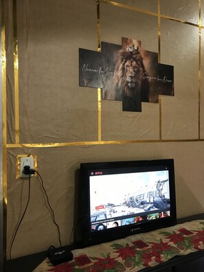 Tabla de planchar con plancha, wifi gratis y ropa de cama 