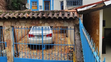 Vista frontal de la propiedad