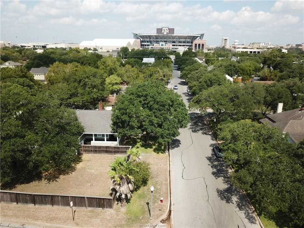 Quick stroll to Kyle Field with parking for 4 cars in driveway