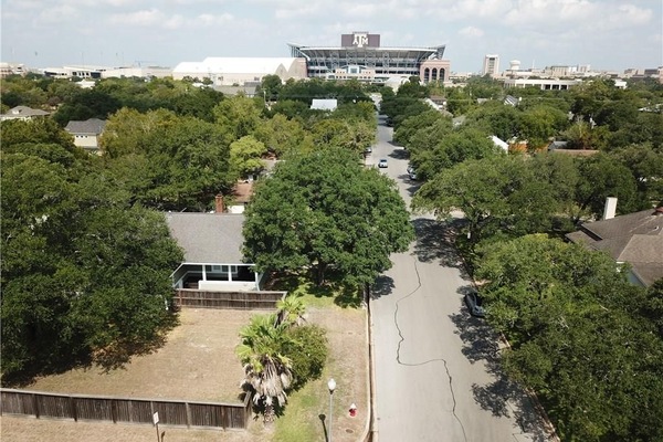 Quick stroll to Kyle Field with parking for 4 cars in driveway