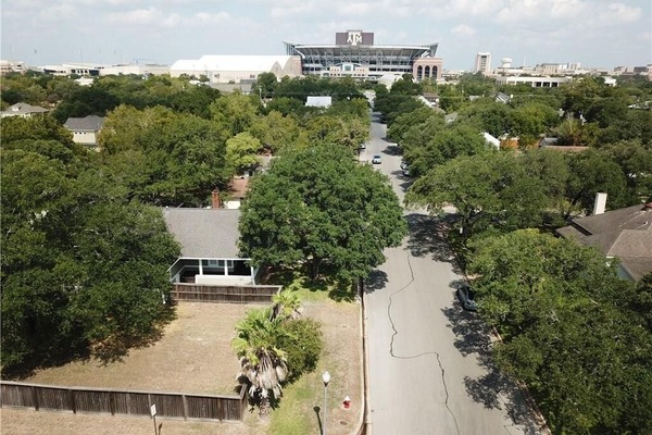 Quick stroll to Kyle Field with parking for 4 cars in driveway