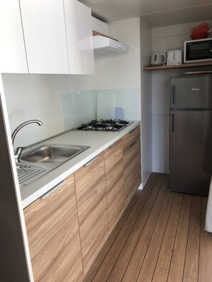 Fridge, microwave, stovetop, dishwasher - MALUFI MOBIL HOUSE 266 (Jezera)