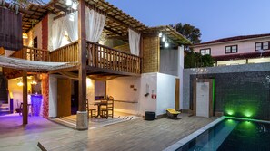 Udendørs pool, åben fra kl. 06.00 til kl. 21.00, liggestole