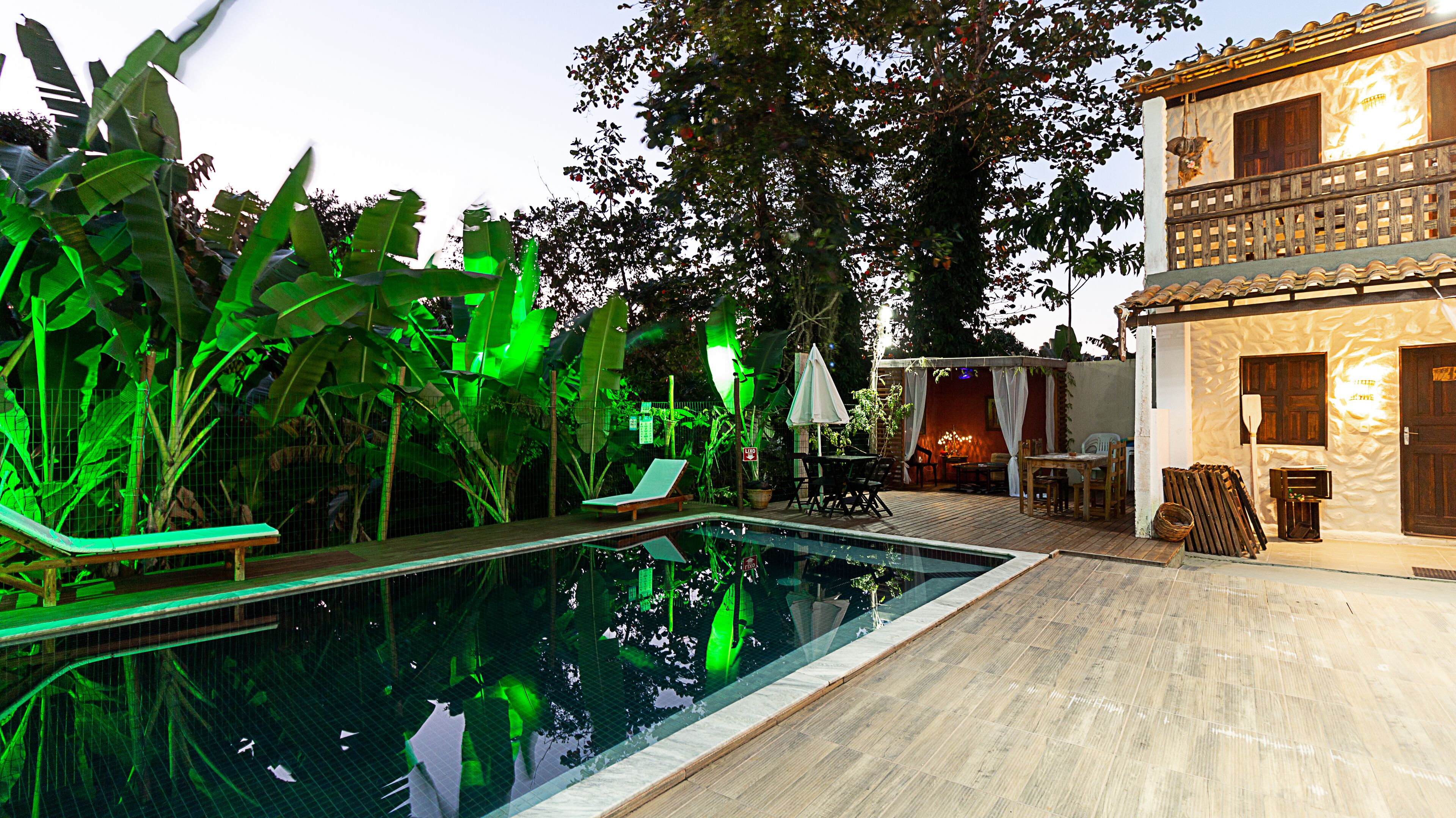 Piscina externa, funciona das 6h às 21h, espreguiçadeiras