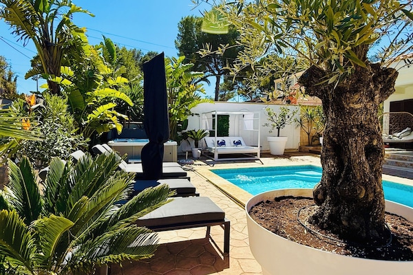 Gartenansicht und Poolbereich
