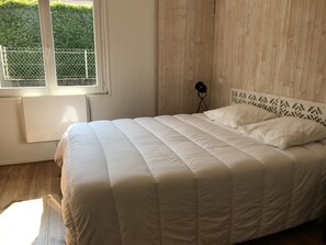 3 bedrooms, in-room safe, desk, iron/ironing board - VILLA 114m2 -3 stars - 6 pers. +1 child. A 5-minute walk from the ocean. (Mimizan Plage)