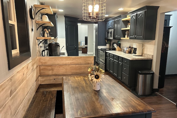 Een koelkast, een magnetron, een oven, een kookplaat