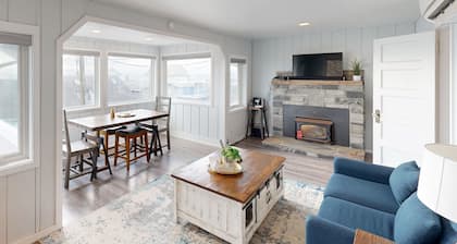 Pleasant dog-friendly house w/panoramic views - short walk to the beach