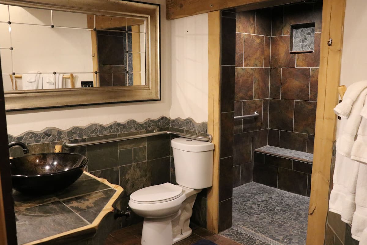 Familiestudio-suite | Badeværelse | Kombination af bruser/badekar, gratis toiletartikler, håndklæder
