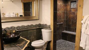 Familien-Studiosuite | Badezimmer | Duschwanne, kostenlose Toilettenartikel, Handtücher