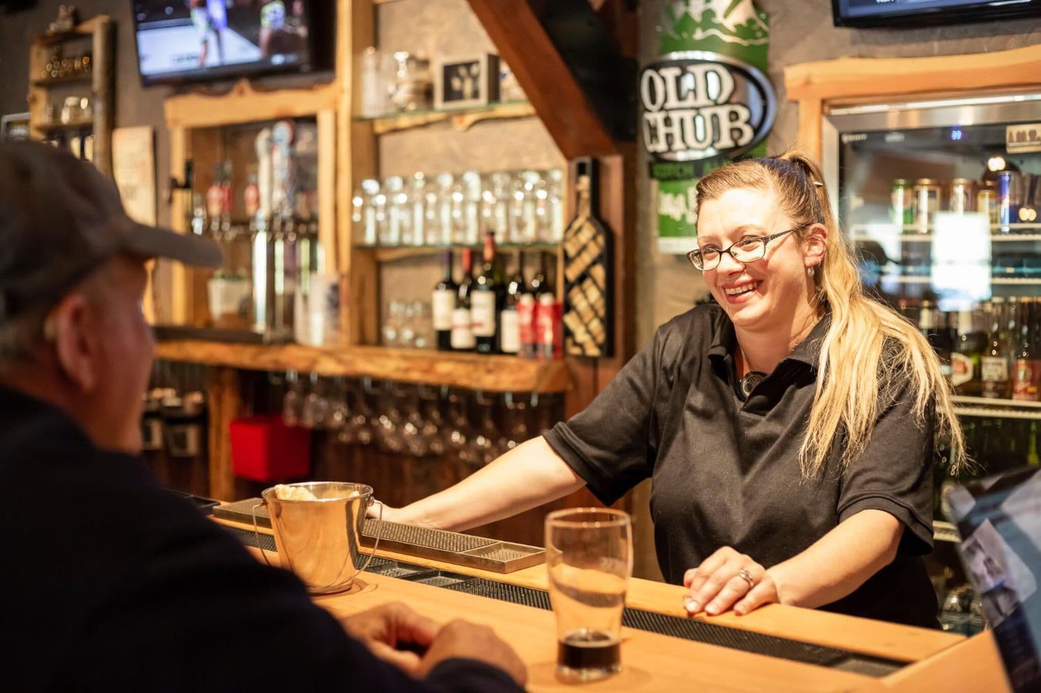 Un bar con mostrador, una pantalla de televisión y un letrero que dice 'Old Chub'.