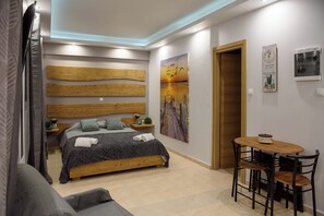 Standaard studio, 1 queensize bed met slaapbank, op benedenverdieping | Geluiddichte muren, een strijkplank/strijkijzer, gratis wifi, beddengoed