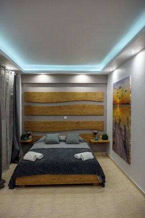 Standaard studio, 1 queensize bed met slaapbank, op benedenverdieping | Geluiddichte muren, een strijkplank/strijkijzer, gratis wifi, beddengoed