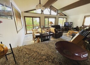 Fernseher, DVD-Player, Bücher, Stereoanlage