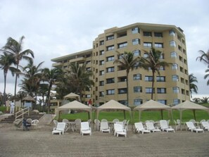 Private beach, white sand, sun-loungers, beach umbrellas - Mayan Departamento Playa Torre 1 (Acapulco)