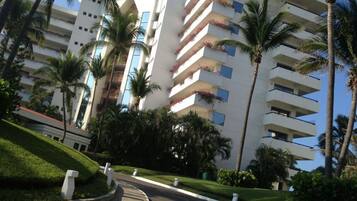 Vista frontal de la propiedad