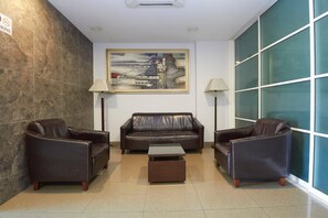 A lobby with a dark leather sofa, two armchairs, a coffee table, and a painting on the wall. - Hotel Kepong (Kuala Lumpur)
