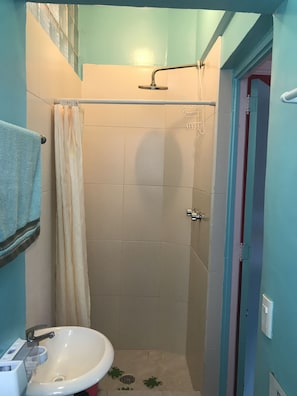 Douche, bidet, serviettes fournies, savon