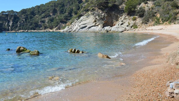 A beach with clear water, pebbles, and rocky cliffs. - Casa Tossa – Pool, Sea Views & A/C (6 pax) (Tossa De Mar)