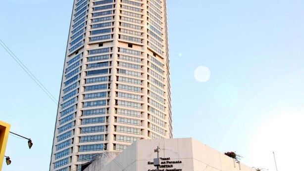 A tall, modern skyscraper with a glass facade and a smaller adjacent building with signage for a jewelry center. - Old Penang Hotel - Penang Times Square (George Town)