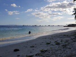 Ubicación cercana a la playa y arena blanca