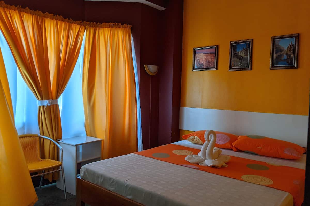 Quarto clássico | Wi-Fi de cortesia, roupa de cama