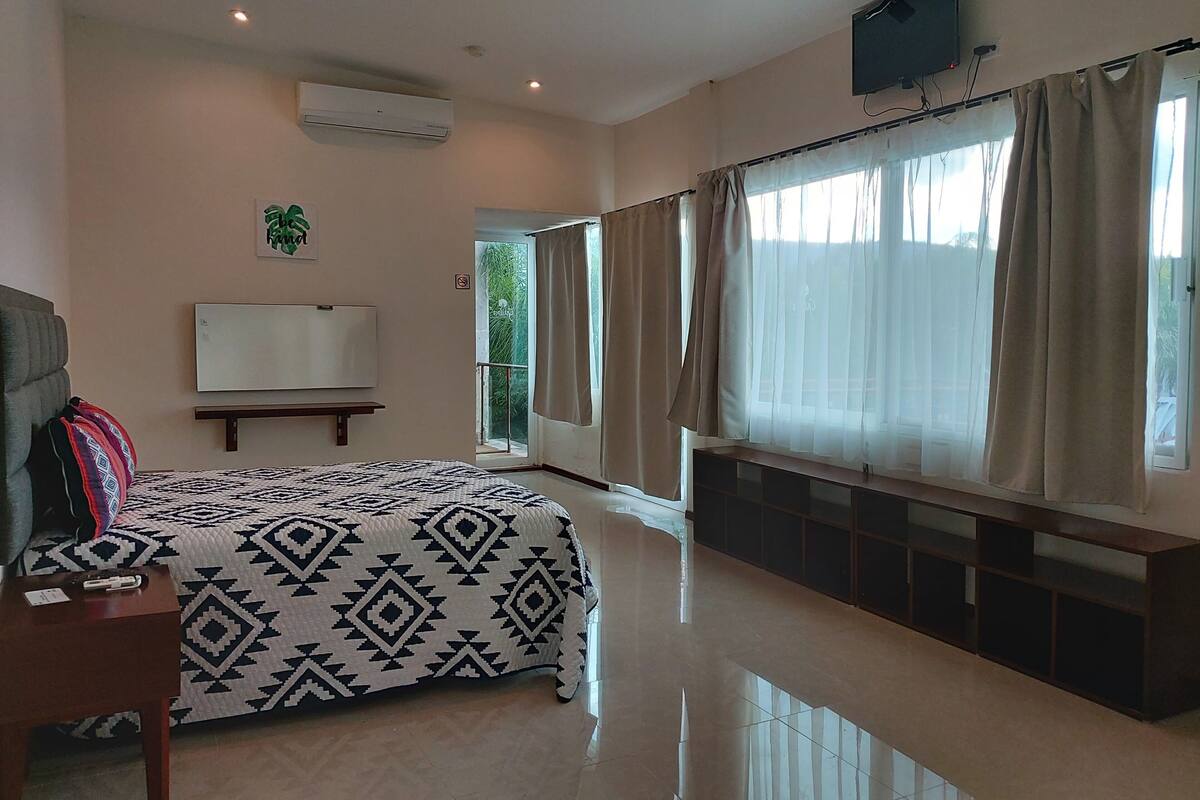 Deluxe Room, Jetted Tub