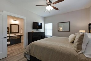 10 bedrooms, premium bedding, desk, iron/ironing board - Journey's Remedy -Lake View! Sleeps 30! (Branson)