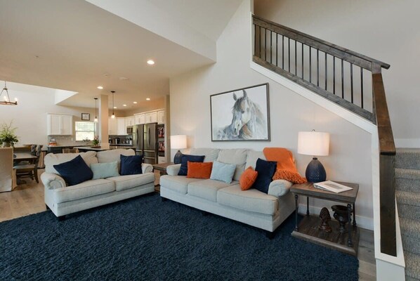 TV, fireplace, video games, Netflix - Journey's Remedy -Lake View! Sleeps 30! (Branson)