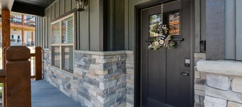Journey's Remedy -Lake View! Sleeps 30!