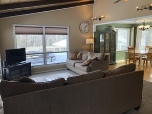 TV connectée, cheminée, lecteur de DVD, livres