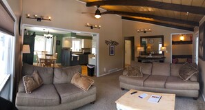 Smart TV, fireplace, DVD player, books - Spacious Hermantown Vacation Space! Rural feel close to town (Hermantown)