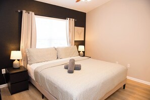 3 habitaciones, tabla de planchar con plancha y cuna de viaje 
