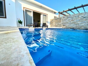 Outdoor pool, an infinity pool, pool loungers