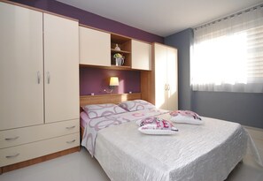 1 dormitorio, tabla de planchar con plancha, wifi y ropa de cama