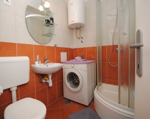 Ducha, secador de pelo y toallas