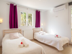 3 habitaciones, tabla de planchar con plancha, internet y ropa de cama 