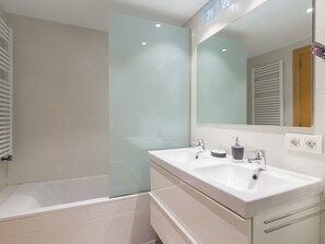 Bathtub, hair dryer, towels - Villa Romani - Spectacular chalet with pool in Can Picafort (Can Picafort)