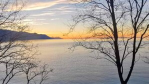 A beach with a view of the sea and mountains in the distance. - Apartments Clementina Sunrise - Studio with Balcony (Orebic)