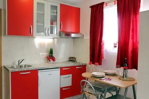 Kühlschrank, Herdplatte, Kochgeschirr/Geschirr/Besteck