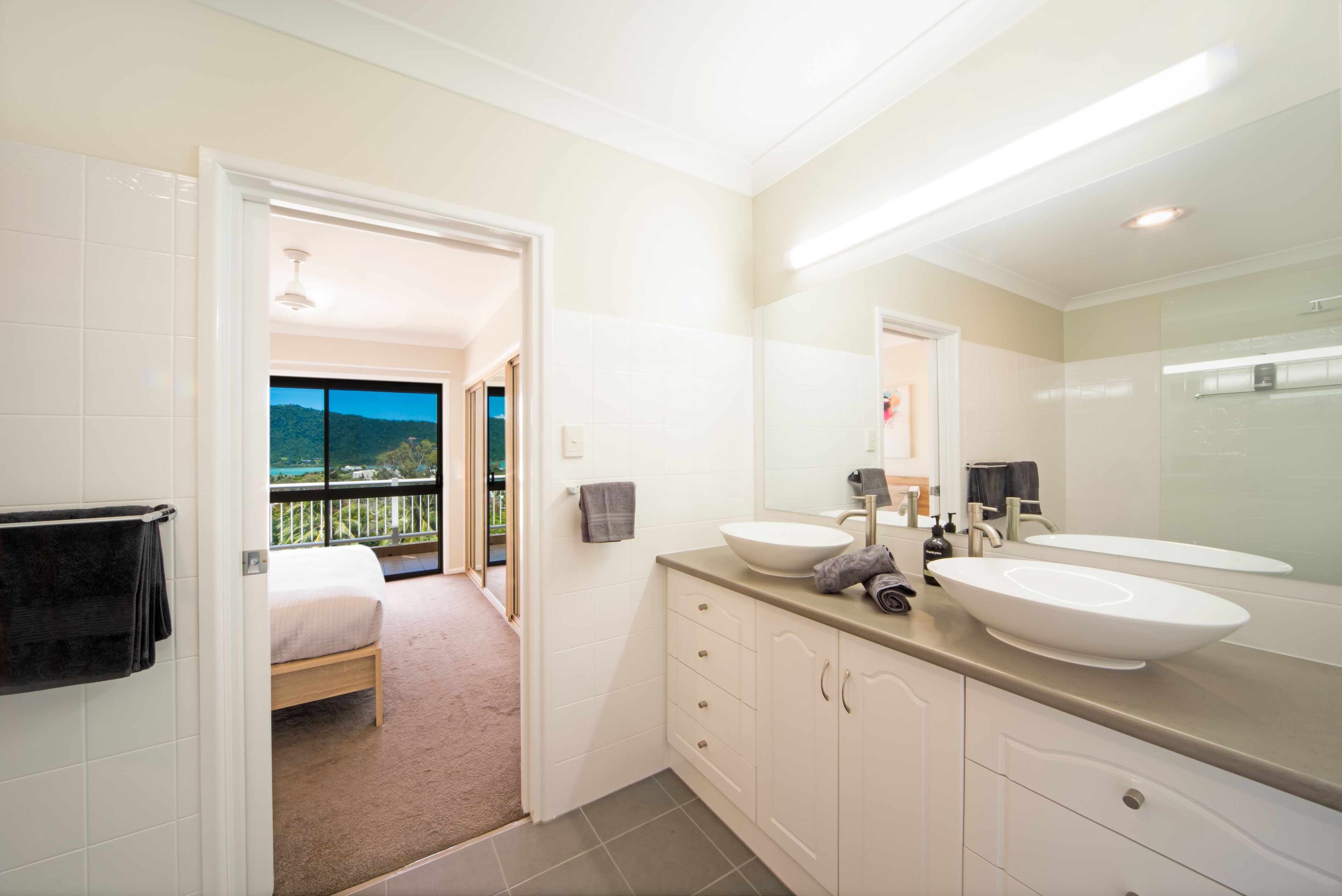 Coastal Vista - The Heart of Airlie Beach! — image 13