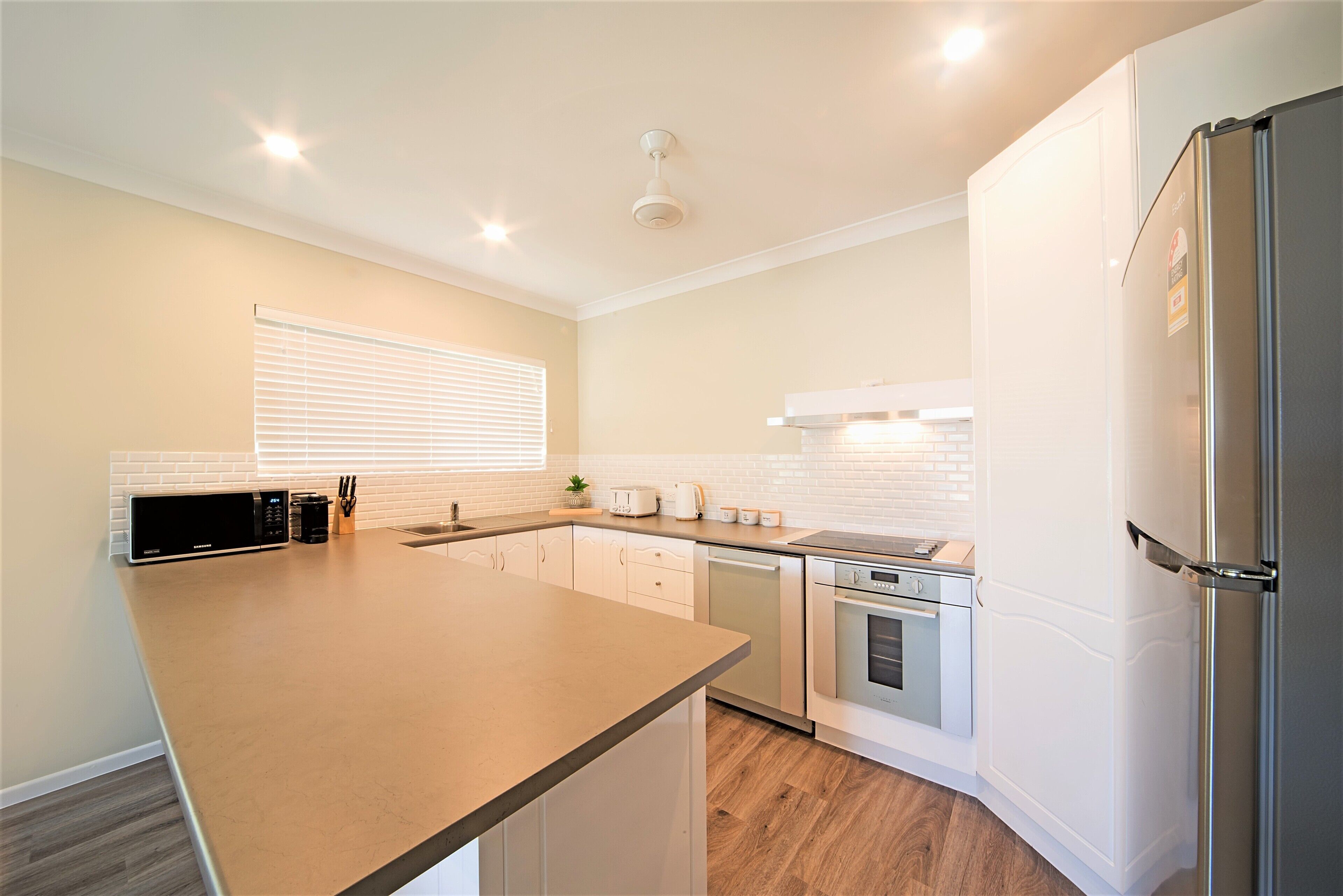 Coastal Vista - The Heart of Airlie Beach! — image 8