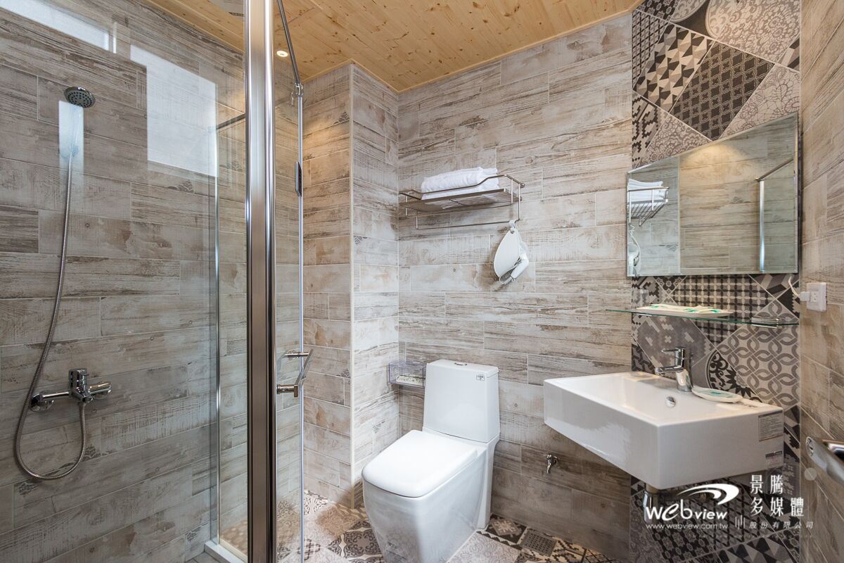 Douche, douche hydromassante, articles de toilette gratuits