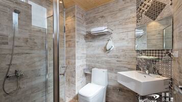 Shower, hydromassage showerhead, free toiletries, hair dryer