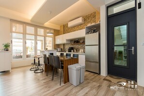 Køleskab, mikrobølgeovn, kaffekværn