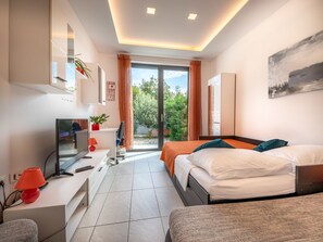 6 bedrooms, desk, WiFi